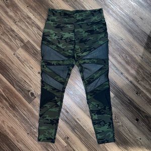 Jessica Simpson The Warmup Leggings Camouflage w/ Shear Fabric Cut-Outs Size XL
